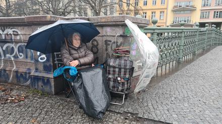 Emma Hartmann auf ihrem Stammplatz an der Admiralbrücke.
