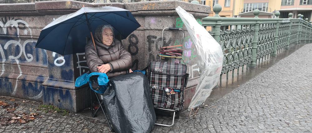 Emma Hartmann auf ihrem Stammplatz an der Admiralbrücke.