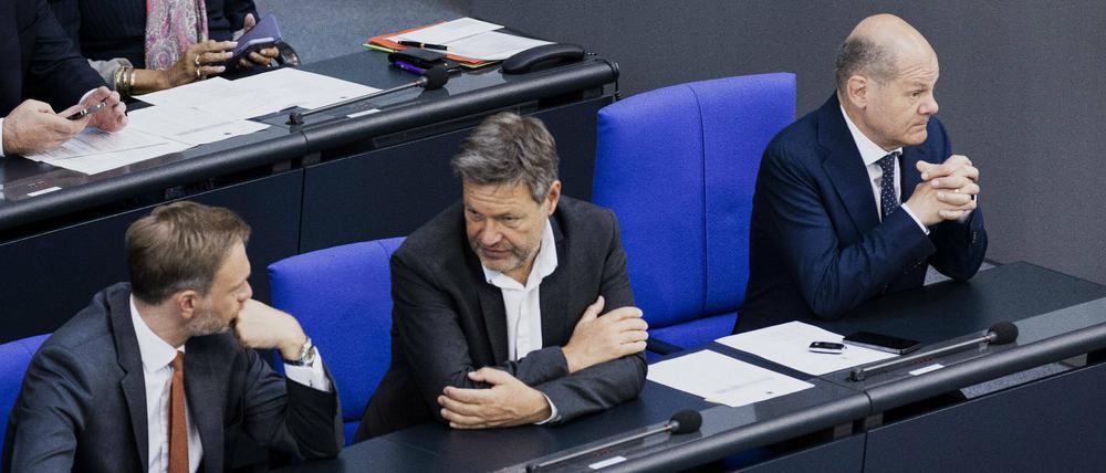 Wie weiter im Herbst? Kanzler Olaf Scholz, Wirtschaftsminister Robert Habeck, Finanzminister Christian Lindner (von rechts).