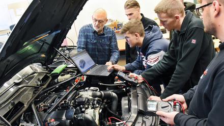 Angehende KFZ-Mechatroniker bereiten im Bereich Fahrzeugtechnik an den Berufsbildenden Schulen Anhalt-Bitterfeld unter der Leitung von Berufsschullehrer Thomas Arnold (l.) eine Fahrzeugdiagnose vor.