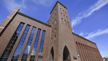 Kindl Zentrum für zeitgenössische Kunst, Am Sudhaus, Berlin-Neukölln, unter fast wolkenlosem blauem Himmel.