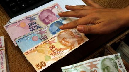 Ein Mitarbeiter einer Wechselstube in Istanbul zählt türkische Lira-Banknoten (Archivbild).
