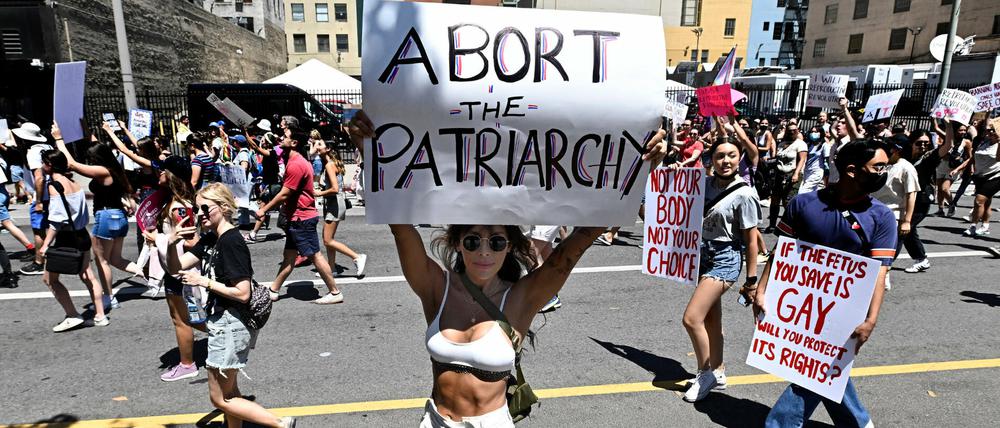 Wie hier in Los Angeles wurde am Wochenende in vielen Städten gegen das Supreme-Court-Urteil zu Abtreibung protestiert.