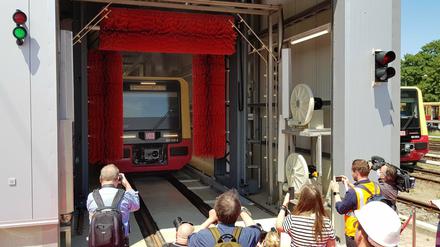Ein Waschgang in der neuen Waschanlage der S-Bahn in Grünau dauert je nach Programm 13 bis 46 Minuten.