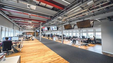 Großraum der kurzen Wege: Der crossmediale Newsroom versorgt die verschiedenen Mediengattungen des RBB mit Nachrichten. 