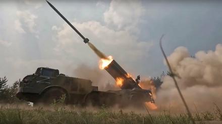 Hinschauen? Wegschauen? Das russische Militär feuert Raketen ab.