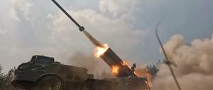 Hinschauen? Wegschauen? Das russische Militär feuert Raketen ab.