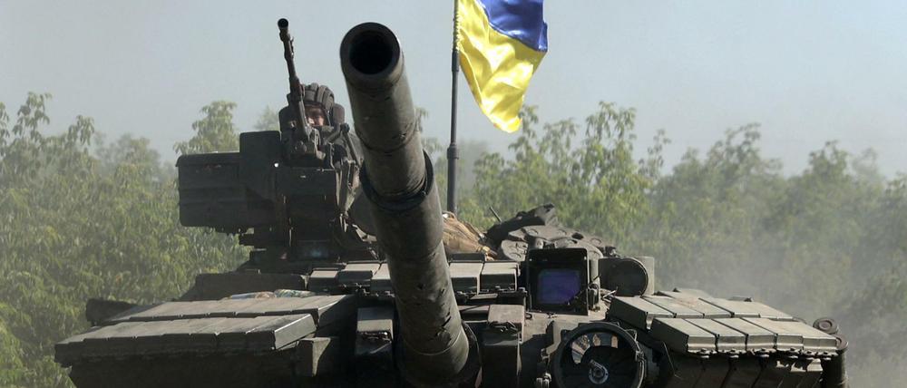 Ein ukrainischer Panzer in der Donbass-Region, während Lyssytschansk ukrainischen Angaben zufolge stark bombardiert wurde.
