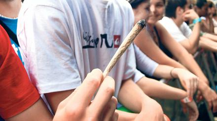 Jugendliche mit einem Joint.