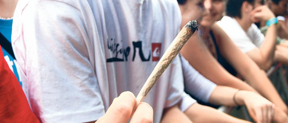 Jugendliche mit einem Joint.