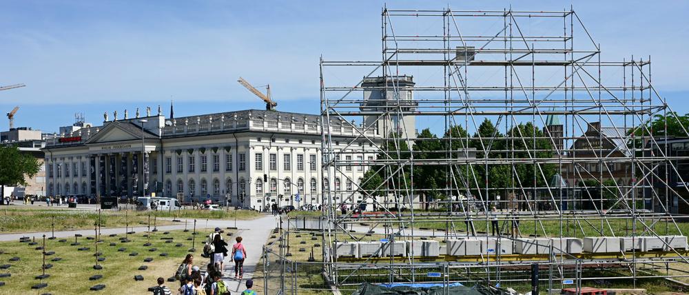 Lücke, Leeerstelle? Gerüst für das abgehängte Banner "People's Justice", das antisemitische Bildmotive zeigte.