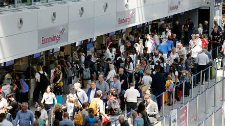 Chaos in Düsseldorf: Die Sommerferien haben für viele Urlauber mit Stress begonnen. 
