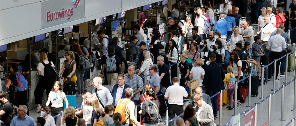 Chaos in Düsseldorf: Die Sommerferien haben für viele Urlauber mit Stress begonnen. 