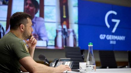 Der ukrainische Präsident Wolodymyr Selenskyj während der Videokonferenz mit den Teilnehmern des G7-Gipfels in Elmau am Montag. 