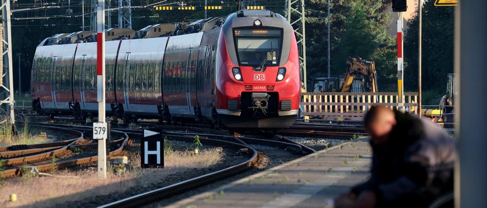 Auf einem Hauptbahnhof fährt eine S-Bahn der Deutschen Bahn ein.
