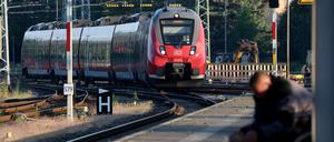 Auf einem Hauptbahnhof fährt eine S-Bahn der Deutschen Bahn ein.