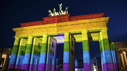 Bereits 2016 wurde zum Gedenken der Opfer des Anschlags auf den LGBT-Club Pulse in Orlando das Brandenburger Tor in Regenbogenfarben angestrahlt. 