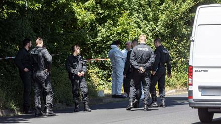 Einsatzkräfte der Polizei nahe des Fundorts der Leiche.