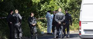 Einsatzkräfte der Polizei nahe des Fundorts der Leiche.