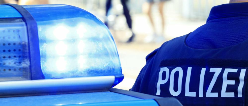 Die Polizei sucht mit Bildern aus einer Überwachungskamera nach dem Täter.