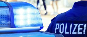 Die Polizei sucht mit Bildern aus einer Überwachungskamera nach dem Täter.
