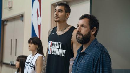 Dreamteam. Ainhoa Pillet als Lucia, Maria Botto als Paola, Juancho Hernangomez als Bo Cruz and Adam Sandler as Stanley Sugerman.