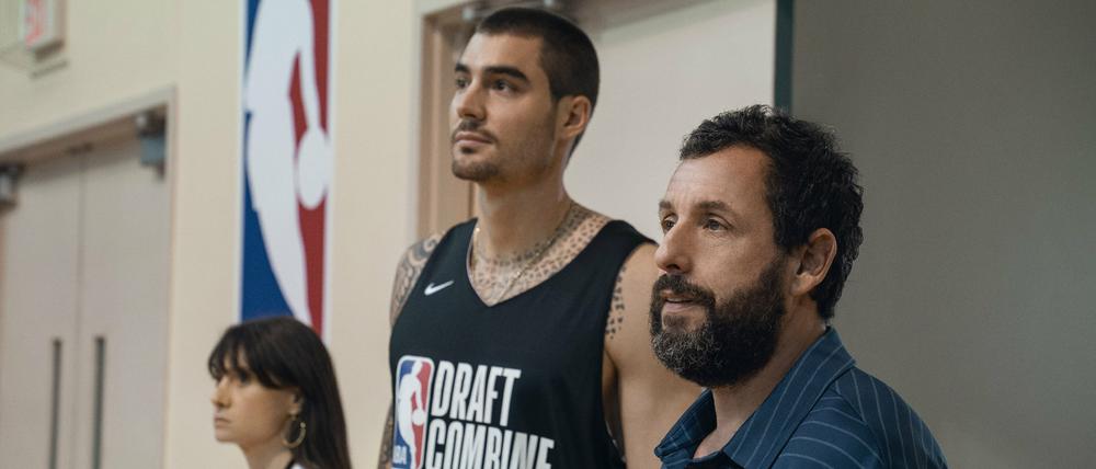 Dreamteam. Ainhoa Pillet als Lucia, Maria Botto als Paola, Juancho Hernangomez als Bo Cruz and Adam Sandler as Stanley Sugerman.