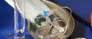 Spritzen für eine "Selbsttötungsmaschine", mit der schwer kranke, sterbewillige Patienten sich selbst eine tödliche Dosis Betäubungsmittel verabreichen können. 