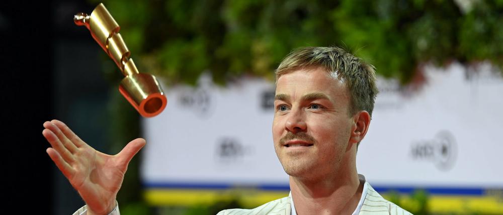 Schauspieler Albrecht Schuch jubelt mit der Lola in der Kategorie "Beste männliche Hauptrolle" im Film "Lieber Thomas".