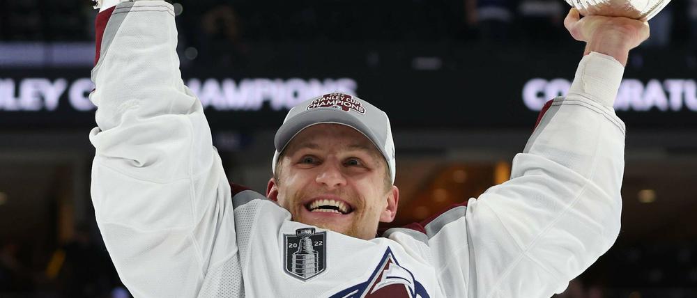Nico Sturm wuchtet den Stanley Cup in die Höhe.