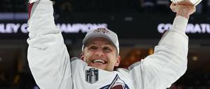 Nico Sturm wuchtet den Stanley Cup in die Höhe.