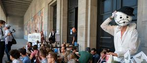 Gipfel in Bayern, Protest in Berlin: Aktivisten sitzen vor dem Finanzministerium und demonstrieren für einen globalen Schuldenerlass und Klimagerechtigkeit.