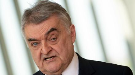Kehrtwende. Der Innenminister von Nordrhein-Westfalen, Herbert Reul, lässt zahlreiche Tötungsverbrechen auf einen möglichen rechten Hintergrund überprüfen. Ein spektakulärer Fall ist schon korrgiert.