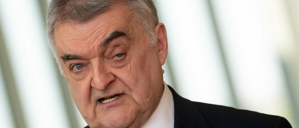 Kehrtwende. Der Innenminister von Nordrhein-Westfalen, Herbert Reul, lässt zahlreiche Tötungsverbrechen auf einen möglichen rechten Hintergrund überprüfen. Ein spektakulärer Fall ist schon korrgiert.