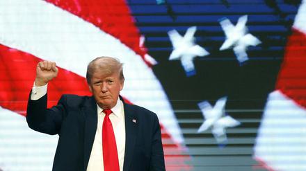 Donald Trump, ehemaliger Präsident der USA, spricht im Landers Center in Southaven, Missouri, zu der versammelten Menge.