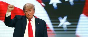 Donald Trump, ehemaliger Präsident der USA, spricht im Landers Center in Southaven, Missouri, zu der versammelten Menge.