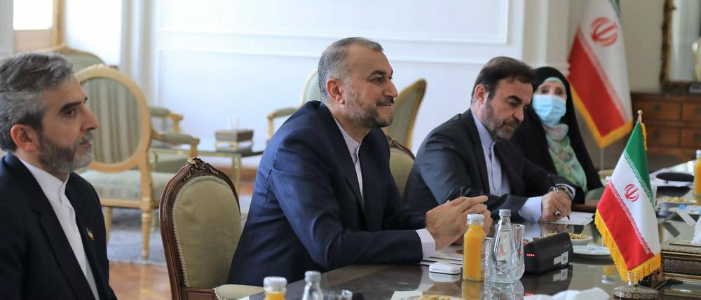 Der iranische Außenminister sitzt bei einem Treffen in Teheran.