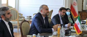 Der iranische Außenminister sitzt bei einem Treffen in Teheran.