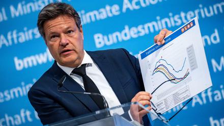 Wirtschaftsminister Habeck verkündet die Ausrufung der Alarmstufe des Notfallplans Gas. 