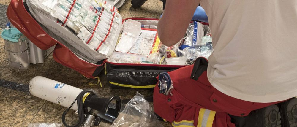 Ein Mitarbeiter der Feuerwehr im Einsatz..