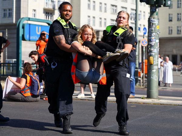 Völlig losgelöst. Polizisten trugen die Klimaaktivisten von der Straße.