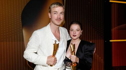 Albrecht Schuch und Jella Haase mit ihren Lolas für ihre Rollen in „Lieber Thomas“.