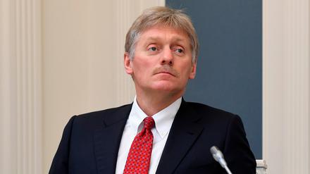 Kremlsprecher Dmitri Peskow nimmt an einer Videokonferenz im Moskauer Kreml teil.