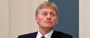 Kremlsprecher Dmitri Peskow nimmt an einer Videokonferenz im Moskauer Kreml teil.