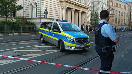 Einsatzkräfte der Polizei haben den Bereich vor dem Bonner Landgericht abgesperrt. 
