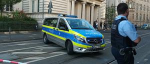 Einsatzkräfte der Polizei haben den Bereich vor dem Bonner Landgericht abgesperrt. 