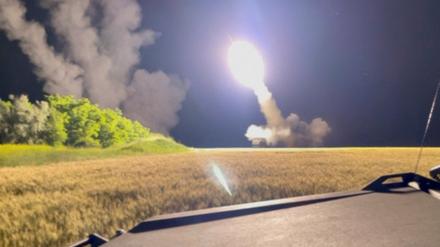 Diese Aufnahme von einem Video soll ein „Himars“-System in der Ukraine zeigen.