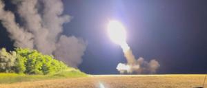 Diese Aufnahme von einem Video soll ein „Himars“-System in der Ukraine zeigen.