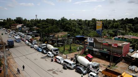 Vor einer Tankstelle in Colombo bildet sich eine lange Schlange.