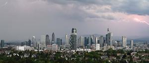 Blitze entladen sich während eines Gewitters Ende Juni über Frankfurt am Main.